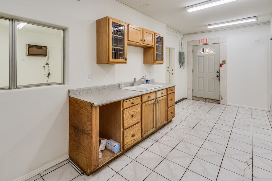 More Photos Of 9623 Venice Blvd, Culver City Storefront For Sale