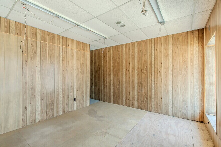 More Photos Of 221 S Main St, McGregor Storefront Retail Office For Sale