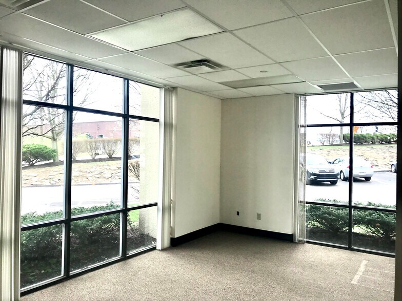 More Photos Of 800-820 Freeway Dr N, Columbus Office For Lease