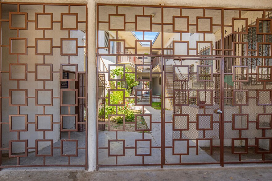 More Photos Of 1117 S Spaulding Ave, Los Angeles Apartments For Sale