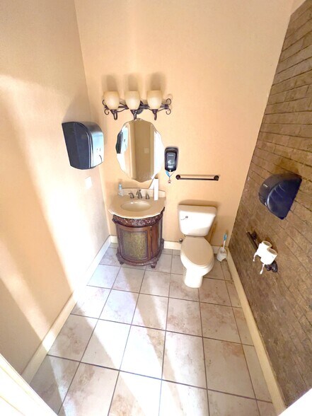 More Photos Of 802-806 Wynan Ct, Anadarko Medical For Sale