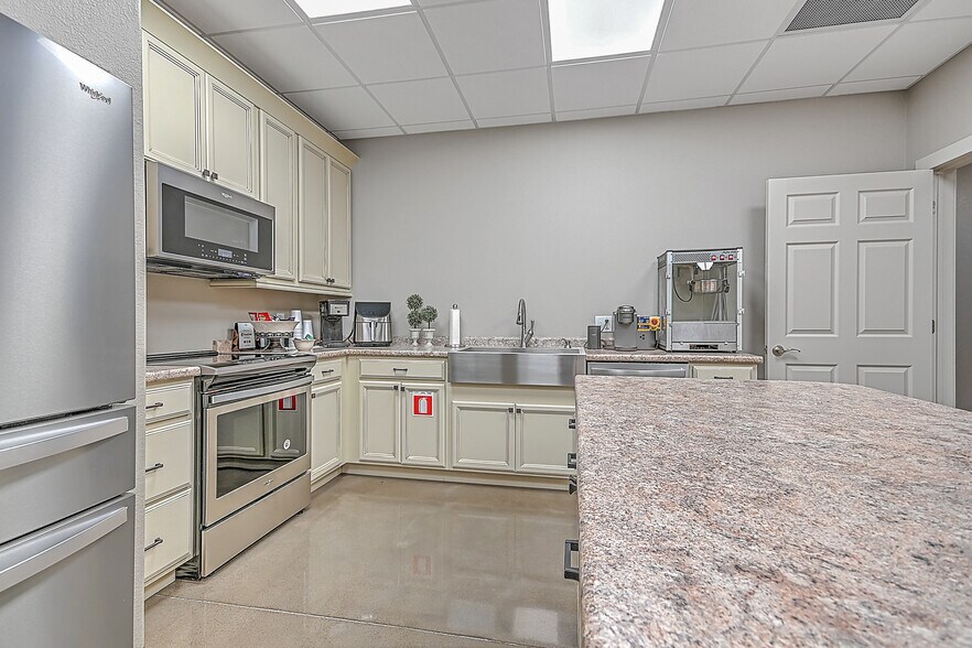 More Photos Of 317 Bluff City Hwy, Bristol Flex For Sale