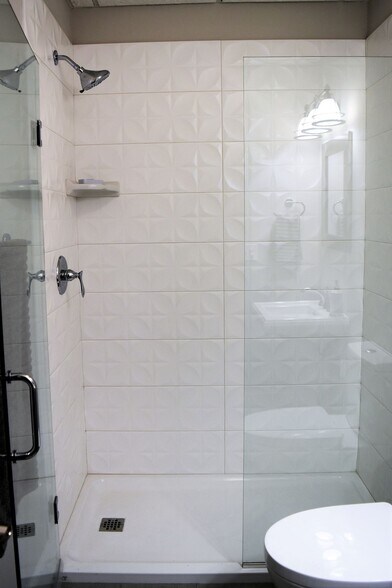 More Photos Of 2108-2260 Ferry Rd, Naperville Showroom For Sale