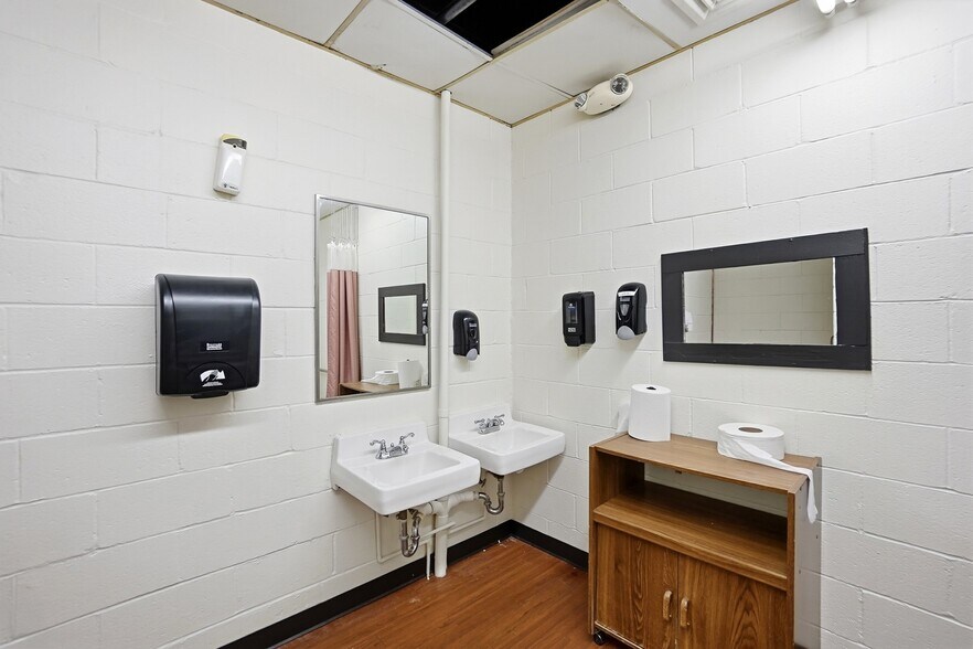 More Photos Of 110 W Leffel Ln, Springfield Service For Lease