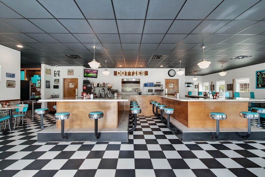 More Photos Of 787 Main St S, Woodbury Storefront Retail Office For Sale