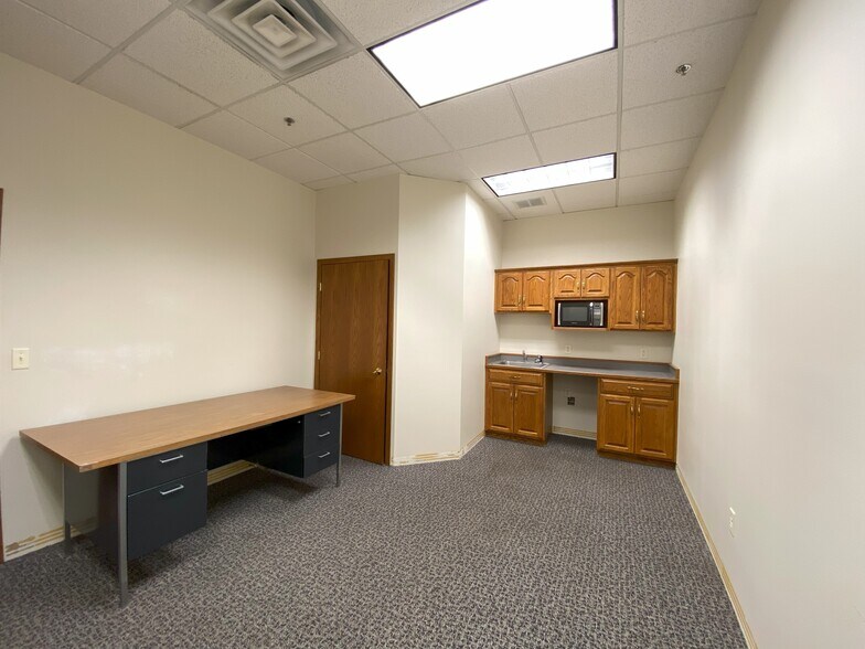 More Photos Of 2525 E Rosser Ave, Bismarck Office For Lease