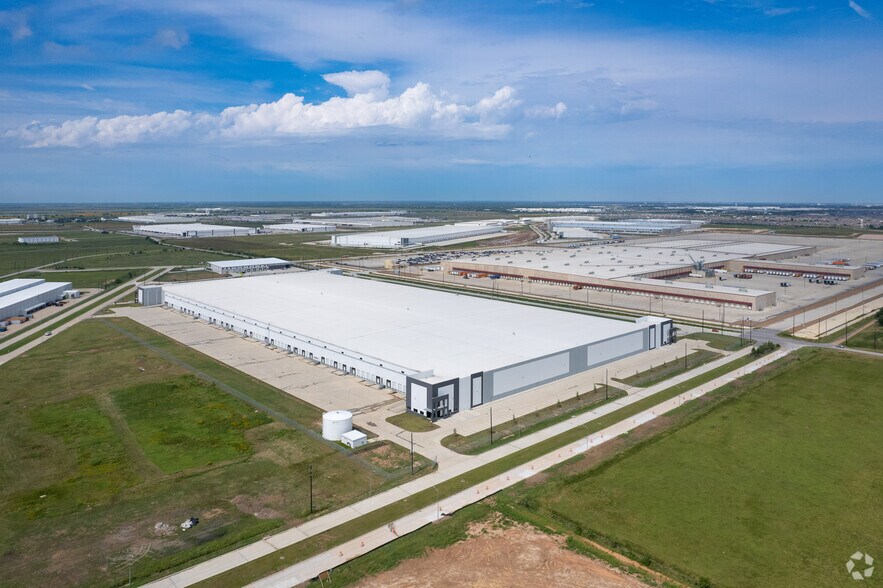 More Photos Of 2062 Woods Road, Brookshire Warehouse For Lease