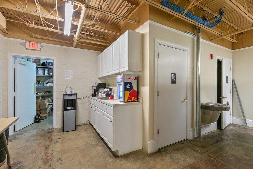 More Photos Of 1509 W Main St, Richmond Office For Sale