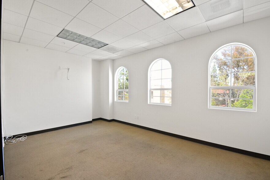 More Photos Of 5018 Chesebro Rd, Agoura Hills Medical For Sale