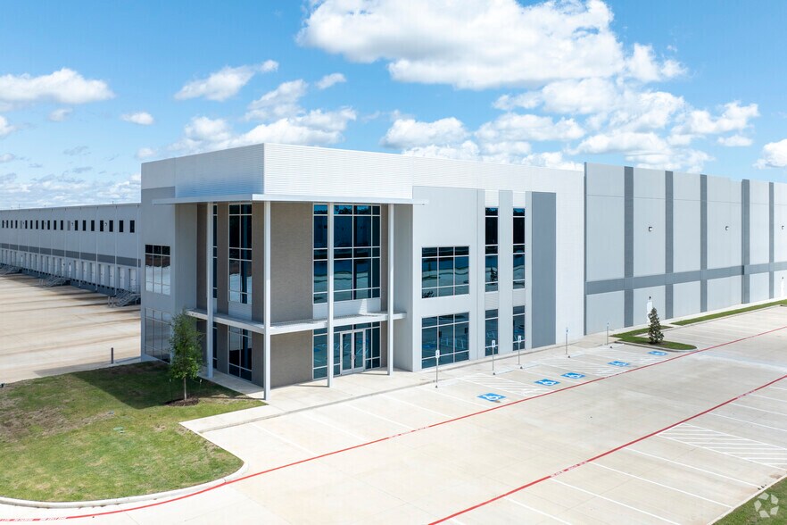 More Photos Of 1375 Conroe Park W Dr, Conroe Distribution For Lease