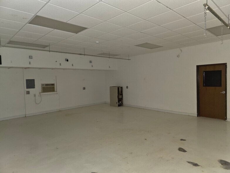 More Photos Of 320 S Taylor Rd, Watonga Warehouse For Sale