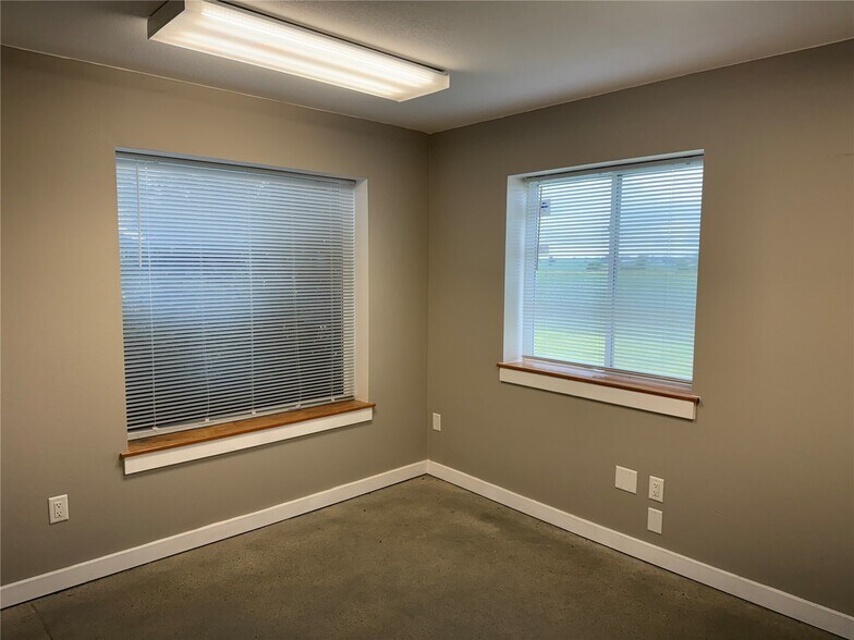 More Photos Of 4299 Lewis Access Rd, Center Point Warehouse For Lease