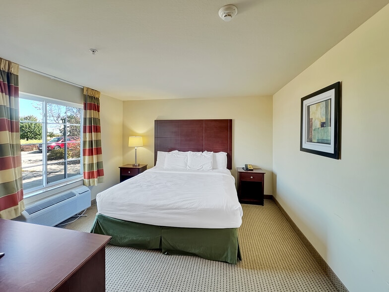 More Photos Of 1515 Planeview Dr, Oshkosh Hotel For Sale