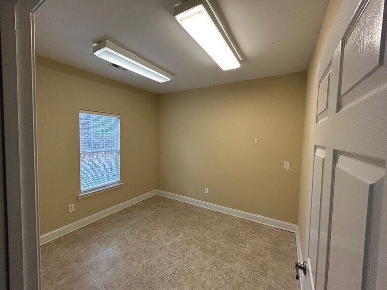 More Photos Of 200-204 River Park North Dr, Woodstock Medical For Sale