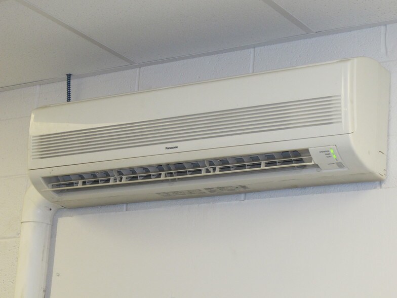 More Photos Of 1828 Freedom Rd, Lancaster Warehouse For Lease