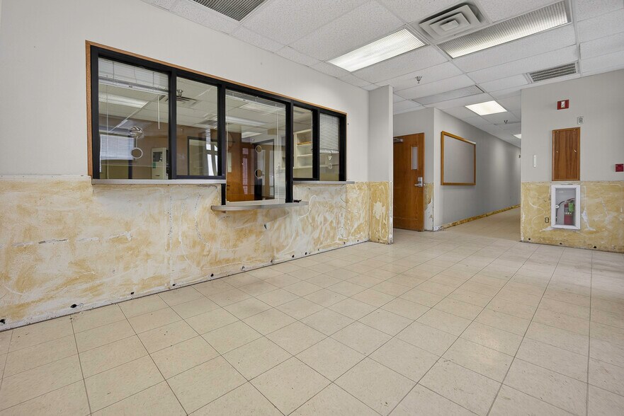 More Photos Of 1400 N Kennedy Ave, Shawnee Office For Sale