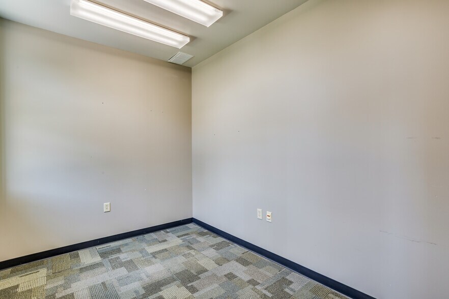More Photos Of 500 W 1 St Ave, Hutchinson Office For Sale