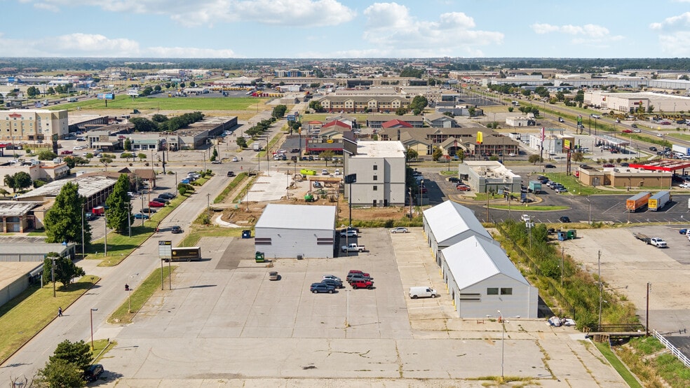 More Photos Of 4403-4411 SW 3rd St, Oklahoma City Showroom For Lease