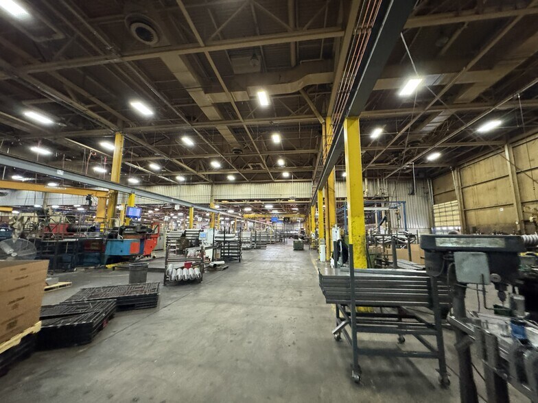 More Photos Of 200 E 90th St, Davenport Warehouse For Lease