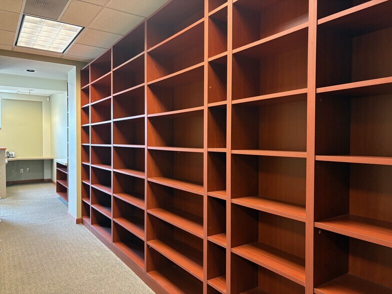 More Photos Of 1822 Ford Ave, Wyandotte Office For Sale