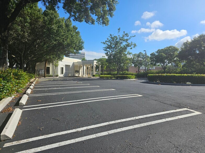 More Photos Of 2055 Palm Beach Lakes Blvd, West Palm Beach Storefront For Lease