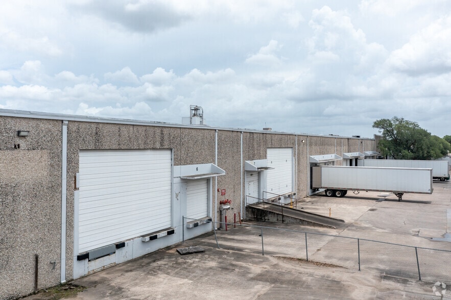 More Photos Of 8935-8947 Market St, Houston Unknown For Lease