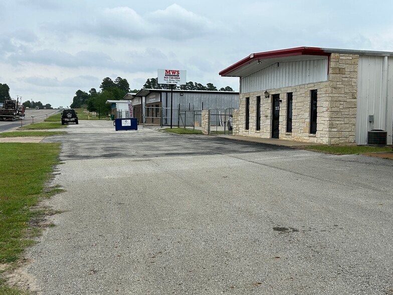 More Photos Of 5424 W Oak St, Palestine Showroom For Lease