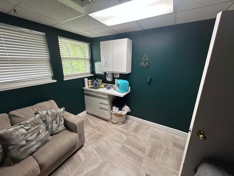 More Photos Of 250 Foxglove Dr, Mount Sterling Medical For Lease