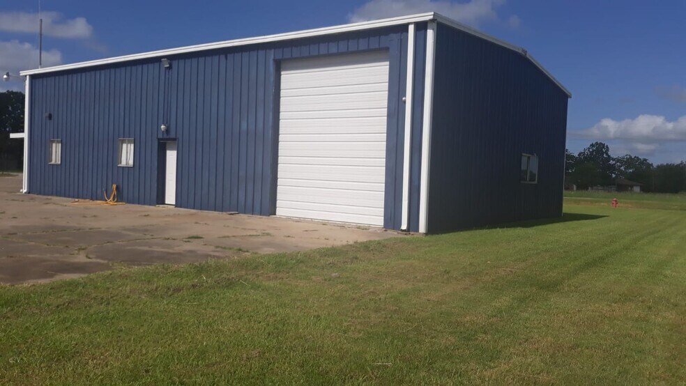 More Photos Of 2008 Jones Rd, Freeport Warehouse For Lease