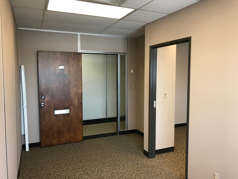 More Photos Of 2820 W Maple Rd, Troy Office For Sale