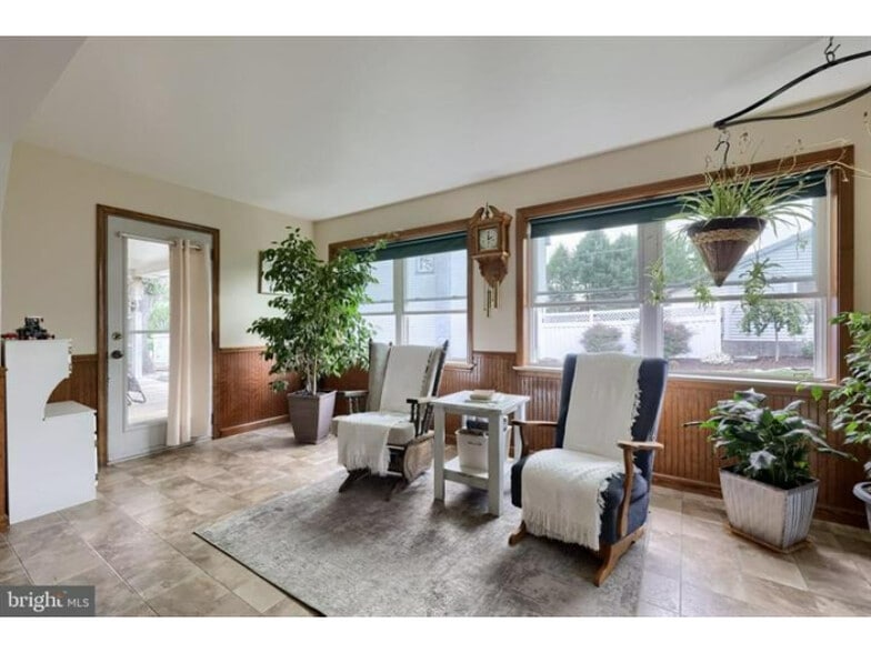More Photos Of 240 Railroad Ave, Bird In Hand Flex For Sale