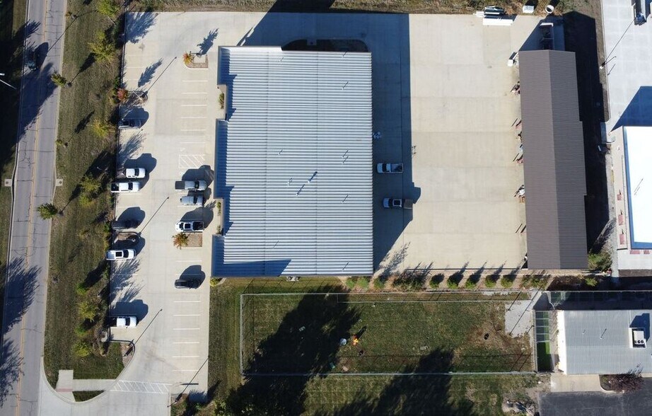 More Photos Of 912-922 E Warren St, Gardner Industrial For Lease