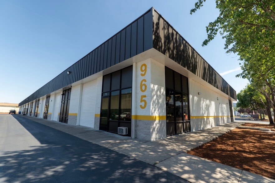 More Photos Of 965 Tyinn St, Eugene Warehouse For Lease