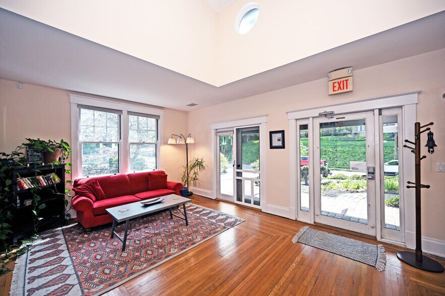 More Photos Of 2150 Alpine Pl, Cincinnati Office For Sale
