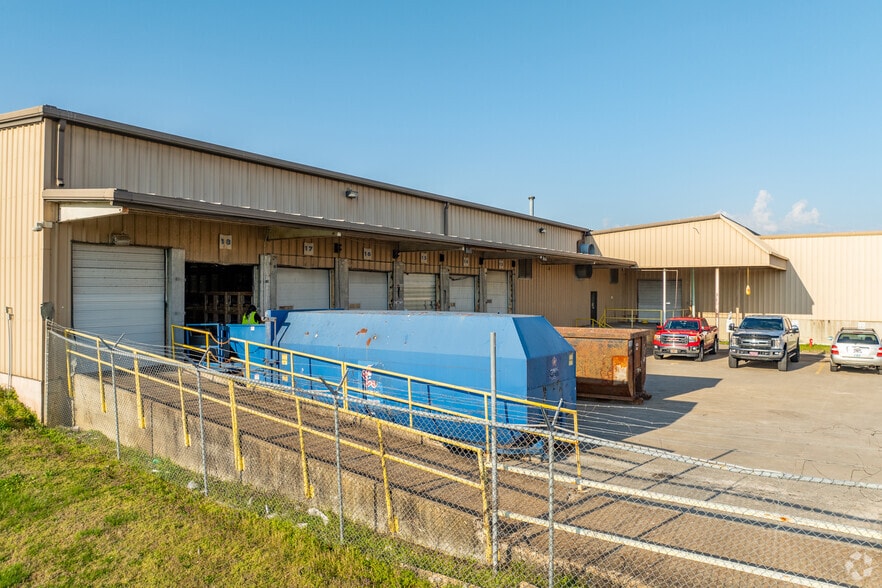 More Photos Of 1111 Hope St, Covington Distribution For Lease