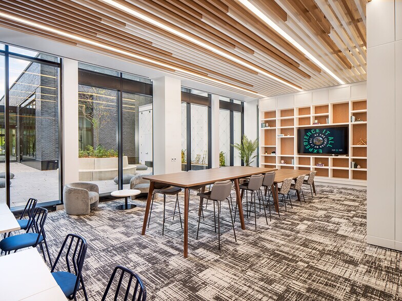 More Photos Of 2461 S Clark St, Arlington Office For Lease