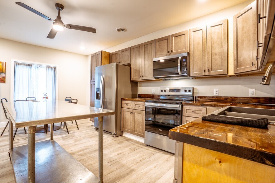 More Photos Of 20805 Seminary St, Hollow Rock Flex For Lease