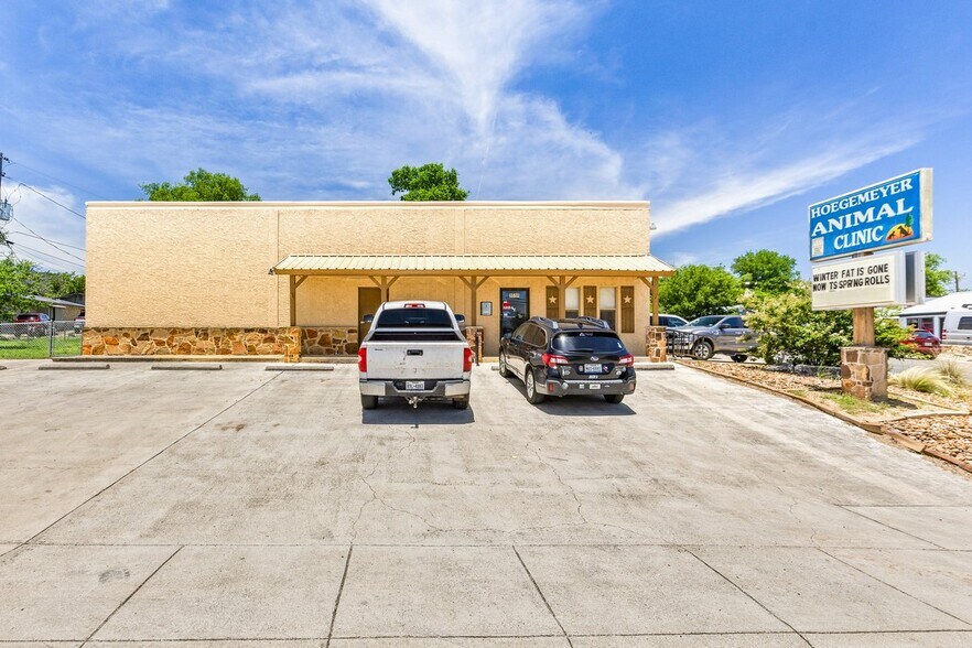 More Photos Of 1516 Sidney Baker St, Kerrville Veterinarian Kennel For Sale