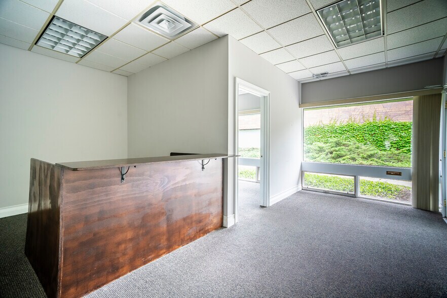 More Photos Of 951 N Plum Grove Rd, Schaumburg Office For Lease