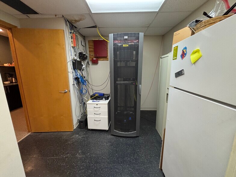 More Photos Of 2238-2240 Edgewood Ave S, Minneapolis Flex For Sale