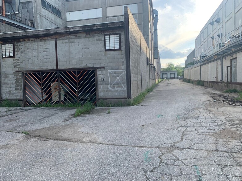 More Photos Of 5025 S 33rd St, Omaha Warehouse For Sale