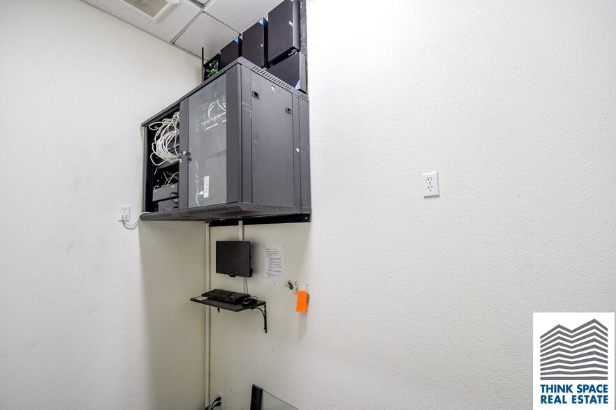 More Photos Of 9419 Mason Ave, Chatsworth Manufacturing For Lease