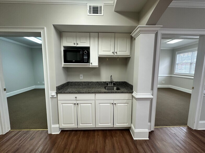 More Photos Of 327 Dahlonega St, Cumming Medical For Sale
