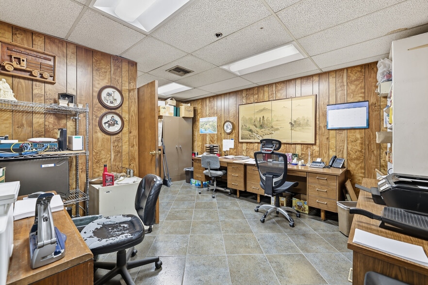 More Photos Of 1705 N Indiana St, Los Angeles Manufacturing For Lease