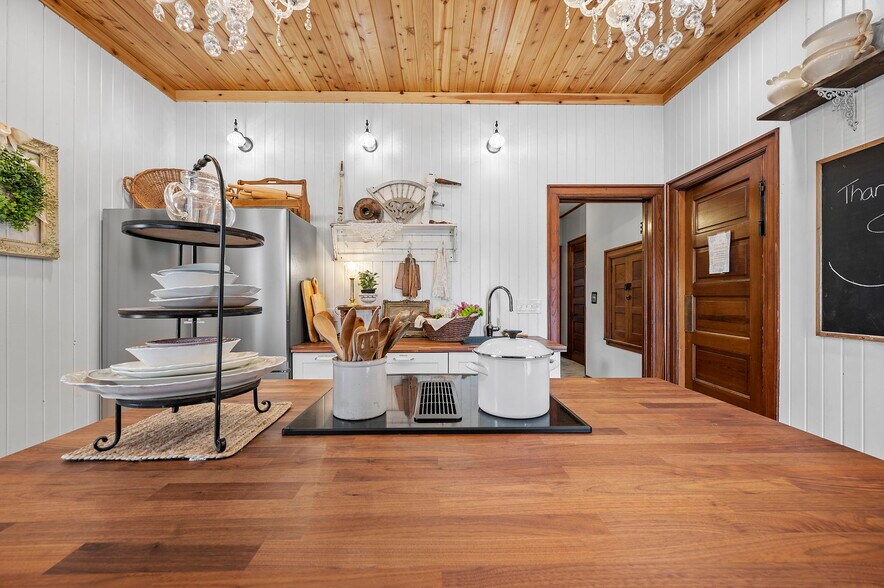 More Photos Of 610 W Washington St, Sandusky Specialty For Sale