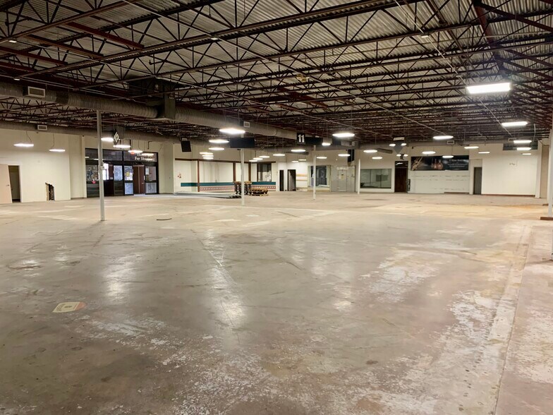 More Photos Of 2373 Stemmons Trl, Dallas General Retail For Lease