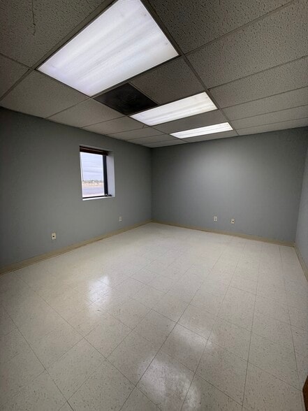 More Photos Of 527 NW County Rd, Hobbs Warehouse For Lease