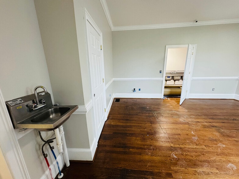 More Photos Of 732 W Taylor St, Griffin General Retail For Sale