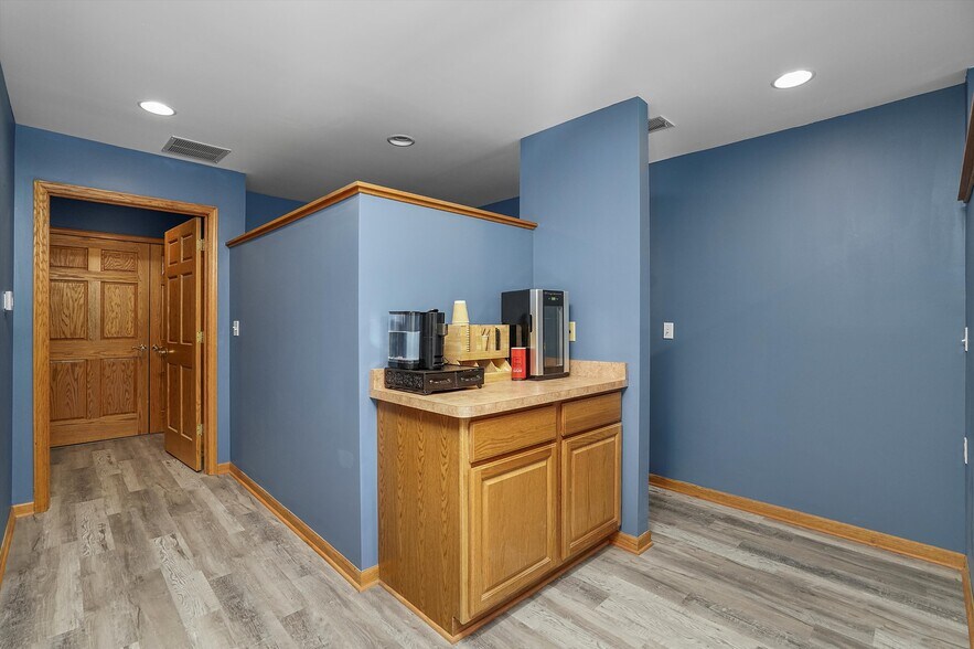 More Photos Of 755 McArdle Dr, Crystal Lake Office For Sale