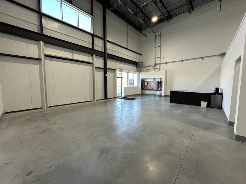 More Photos Of 5539 St Ernest-Cormier, Laval Showroom For Lease